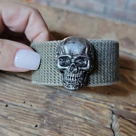 Military Style Skull Cuff Bracelet, unisex - Picture 4 of 6